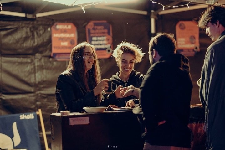 Deux bénévoles sur le stand de prévention de Consentis